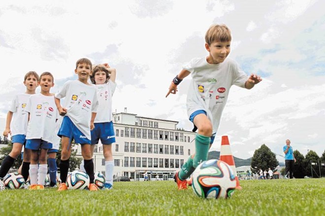 Nogometnega kampa, poimenovanega Slovenija kamp, se na več lokacijah po vsej državi udeležuje približno 500 otrok; največ se...