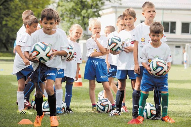 Nogometnega tabora, poimenovanega Slovenija kamp, se na več lokacijah po vsej državi udeležuje približno 500 otrok; največ se...