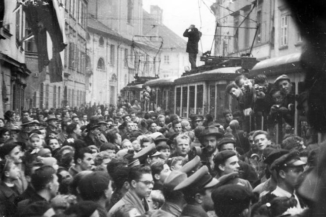 Slovo tramvaja z ljubljanskih ulic je pospremila množica Ljubljančanov, ki so se želeli še zadnjič peljati s trambulajem,...