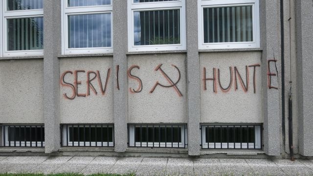 “Servis hunte”: Na sodišču so se ponoči pojavili grafiti (foto)