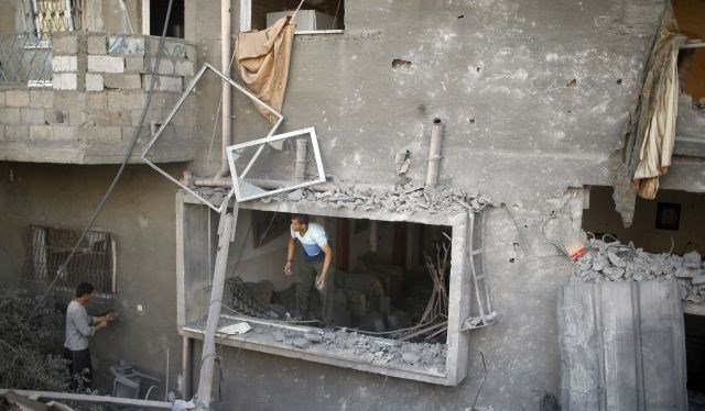 Izrael od torka bombardiral že več kot tisoč ciljev v Gazi; umrlo 121 Palestincev
