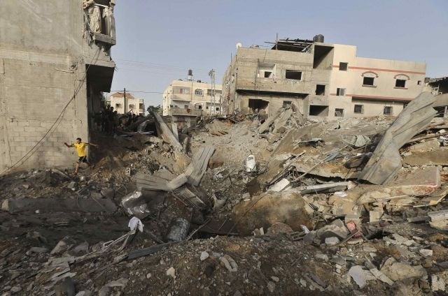 Izrael od torka bombardiral že več kot tisoč ciljev v Gazi; umrlo 121 Palestincev