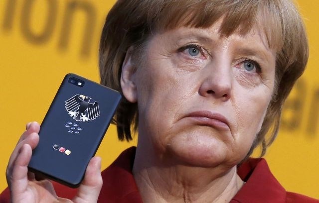 Angela Merkel s pametnim telefonom BlackBerry Z10 s posebno zaščito za vladno komunikacijo (marec 2013). 