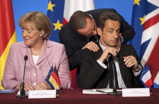 Z italijanskim premierjem Silviem Berlusconijem in francoskim predsednikom Nicolasom Sarkozyjem (oktober 2008). 