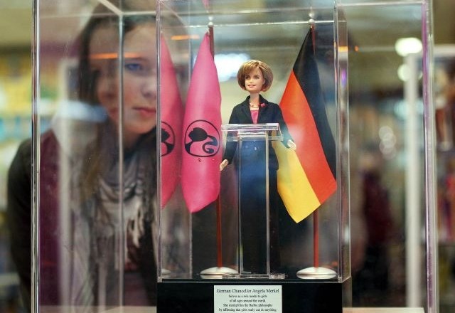 Lutka Barbie v podobi Angele Merkel (marec 2009). 