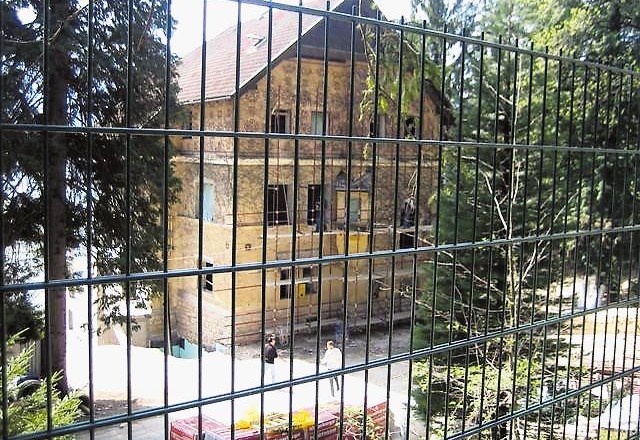 Razkošna Vila Rog na obrežju Blejskega jezera, ki jo je njen lastnik Igor Lah pred leti neuspešno skušal zaščititi z ograjo....