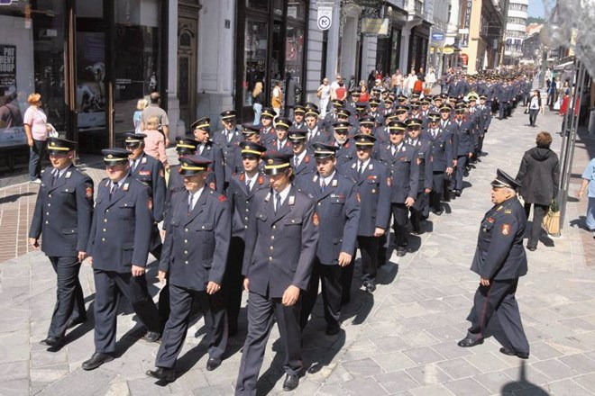 Z gasilsko parado, v kateri je sodelovalo 480 gasilcev in 28 gasilskih vozil, so v Ljubljani leta 2010 zaključili praznovanja...