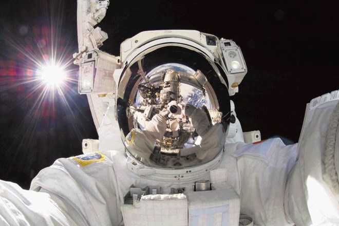 Selfi  japonskega astronavta Akija Hoshideja med sprehodom po vesolju 