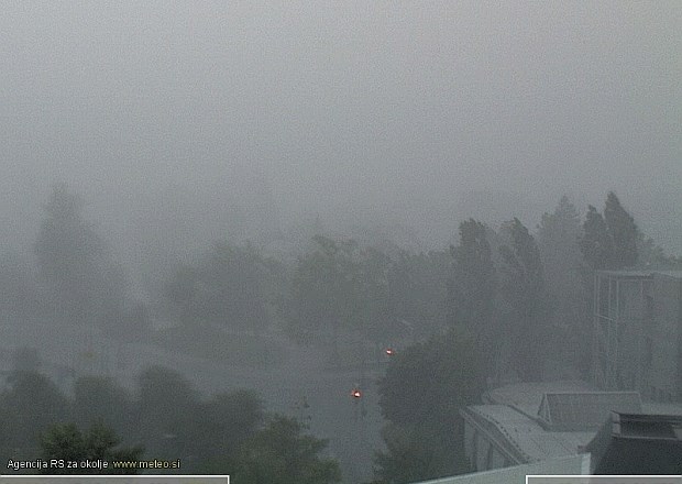 Posnetek spletne kamere za Bežigradom v Ljubljani v času nevihte. 
