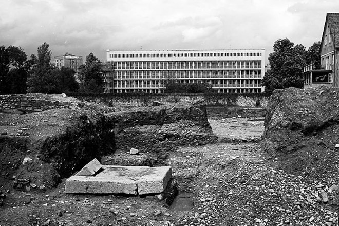 Pogled na parlament v času arheoloških izkopavanj pred začetkom gradnje Trga republike 