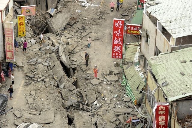 Tajvan: Silovite eksplozije plinovoda pretresle sosesko, vsaj 28 mrtvih in 286 ranjenih (foto)