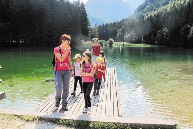 Planšarsko jezero  z gorsko kuliso je ena največjih atrakcij na Jezerskem.  