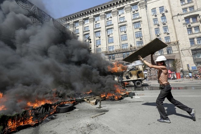 V spopadih med protestniki in policisti je na Majdanu zopet zagorelo.    