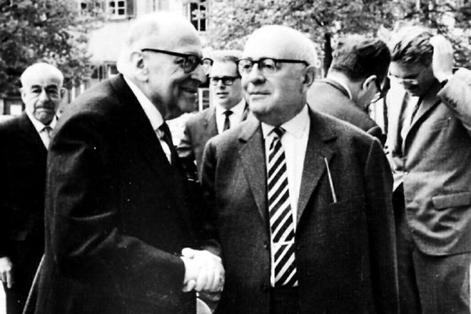 Max Horkheimer (levo) in Theodor W. Adorno (desno) leta 1964 na Socioloških dnevih Maxa Webra. V ozadju na desni Jürgen...