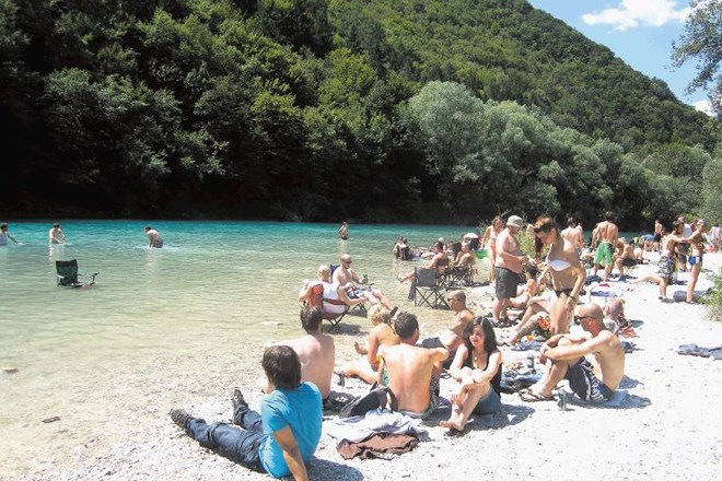 Tujci se vsako leto čudijo lepoti zeleno modre Soče in sproščenemu vzdušju na festivalu. »Slovenija je najlepša država na...