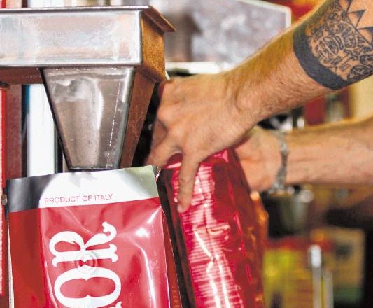 V firenški pražarnici kave Mokaflor kavo še vedno pakirajo ročno. 