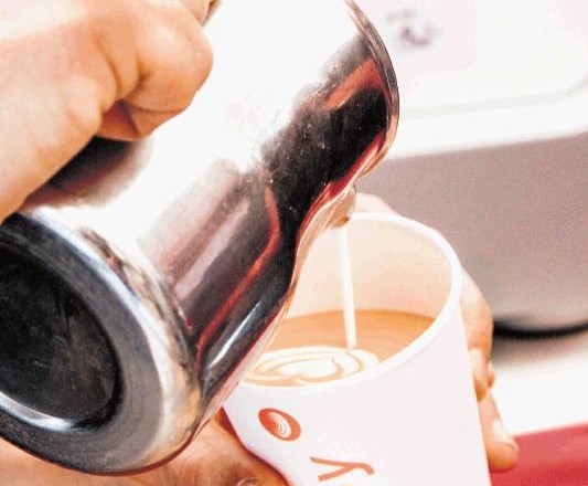 Čeprav Italijani bolj cenijo dobro kavo kot pa postrežbo, je okraševanje kapučina vse bolj priljubljeno tudi pri njih. 