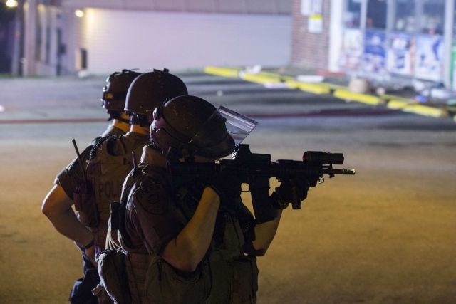 Narodna garda naj bi v Fergusonu zagotovila “red in mir” (foto)