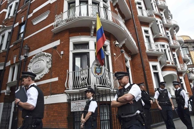 Policisti pred veleposlaništvom Ekvadorja v Londonu. 