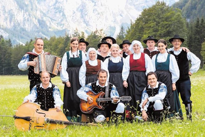 Modrijani s folkloristi, s katerimi so v Logarski dolini posneli videospot za skladbo Večni popotnik s harmoniko. 