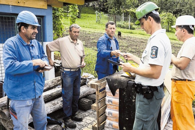 Cariniki pregledujejo dokumente bolgarskih delavcev na gradbišču OŠ Škofljica.    