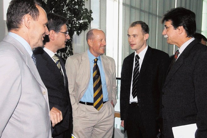 Mladi gospodarski minister Lahovnik na Gospodarski zbornici Slovenije junija 2004, ob njem direktor Pivovarne Laško  Anton...