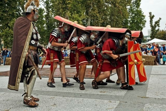Kongresni trg so zasedli Rimljani (foto)