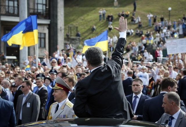 Ukrajina z vojaško parado v želji po miru, separatisti organizirali “protiparado” (foto)