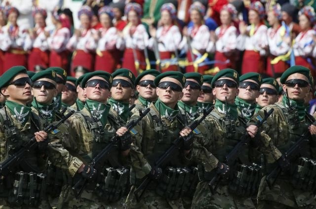 Ukrajina z vojaško parado v želji po miru, separatisti organizirali “protiparado” (foto)