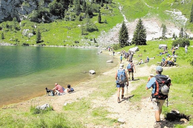 Krnska jezera so tudi letos ob lepem vremenu privabila veliko obiskovalcev, še posebno turistov, ki so počitnikovali v...