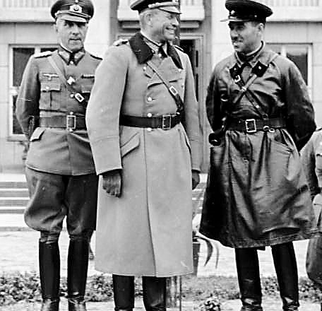 Generalmajor Heinz Guderian (v sredini) in brigadir Semjon Krivošejn (desno) sta si 22. septembra leta 1939 v Brestu na...