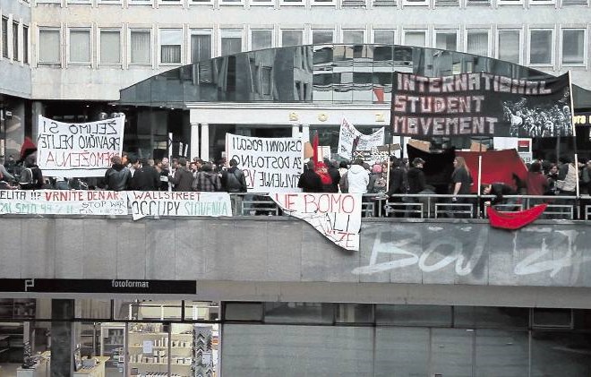 Dokumentarec Boj za Siniše Gačića spremlja nekaj mesecev trajajočo protestniško zasedbo prostora pred ljubljansko Borzo in...