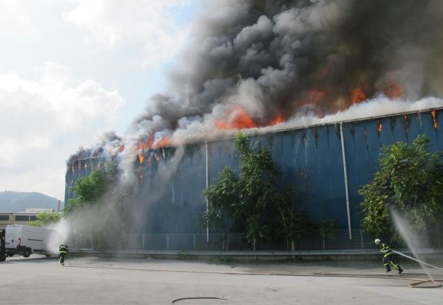 V Celju požar zajel skladišče