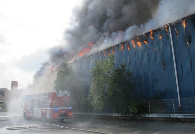 V Celju požar zajel skladišče