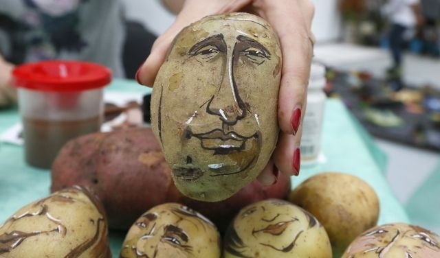 Ruska likovnica Darja Šebunina je na sejmu hrane predstavila svojo umetnino – podobo ruskega predsednika Vladimirja Putina na...