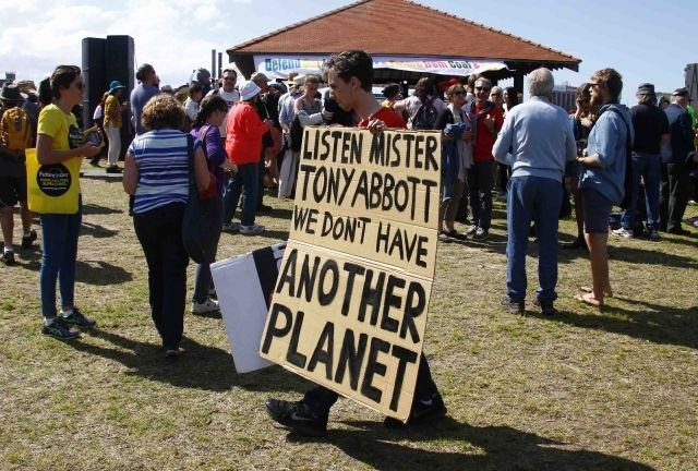 Pozivi avstralskemu premierju v Sydneyju: »Tony Abbott, na voljo nimamo še enega planeta«. 