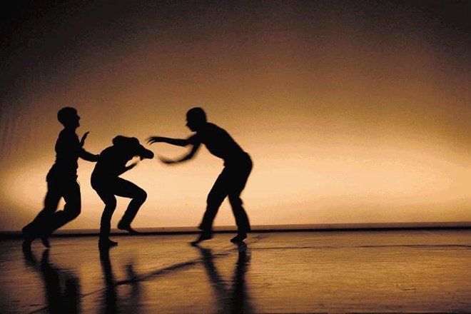 Fotografijo iz serije Zamrznjen ples je Sunčan Stone posnel na predstavi Udomačevanje mednarodnega kolektiva BLOOM! v okviru...