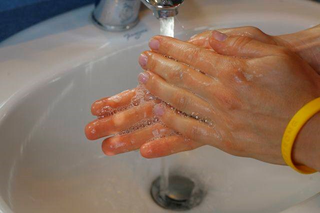 Raziskava je namignila, da so moški bolj »umazani« kot ženske, saj si rok po uporabi stranišča nista umila vsak tretji moški...