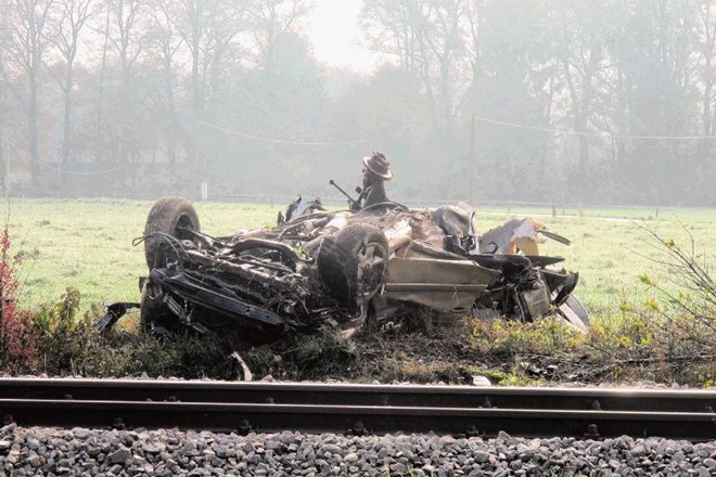 Voznik avtomobila, ki je nasedel na tirih pri železniškem prehodu, je umrl že na kraju nesreče. Miran Šubic 
