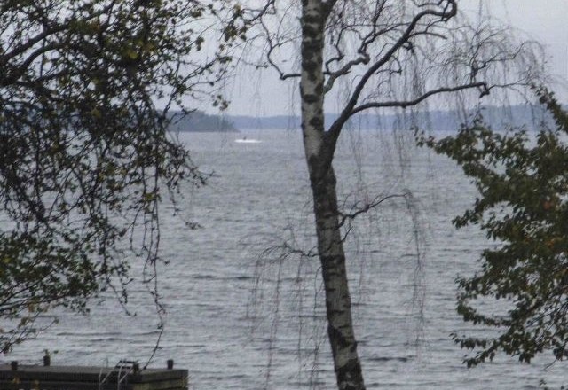 Amaterska fotografija neznanega plovila v švedskem morju. (Foto: Reuters) 