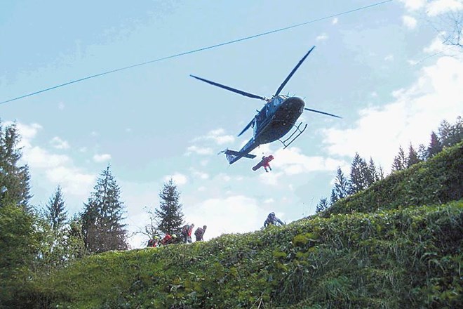 Podhlajenega 76-letnika iz Bukovega Vrha so zadnji hip rešili domačini in gorski reševalci, s helikopterjem Slovenske vojske...