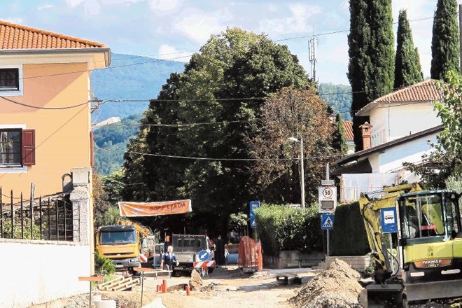 Tako v Vrtojbi (na fotografiji) kot v Mirnu prihaja zaradi gradnje kanalizacije in obnove druge komunalne infrastrukture do...