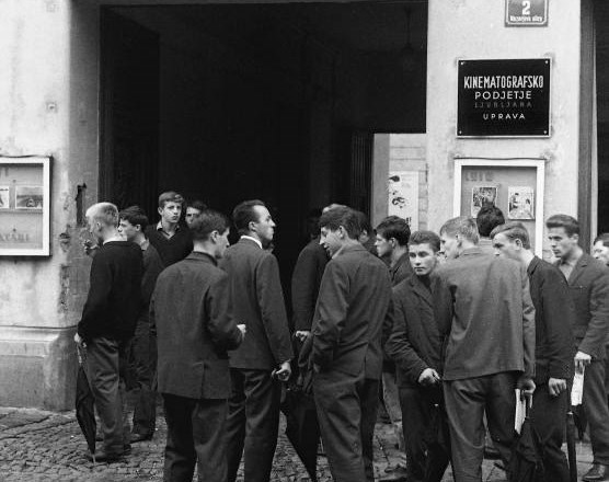 Dijaki pred matinejsko predstavo v kinu Union leta 1965. Matineje so zaznamovale družbeno življenje v zlati dobi...