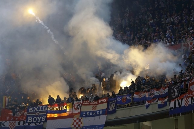 Hrvaški navijači so z baklami za 15 minut prekinili tekmo v Milanu. (foto: AP) 