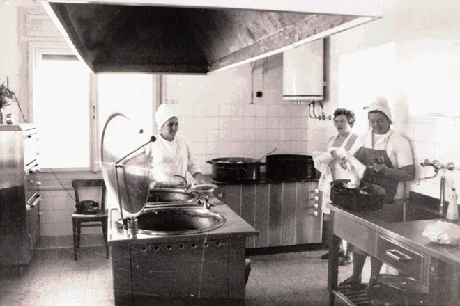 Tudi v Utoku so za dobro počutje delavcev nekoč skrbele kuharice. Medobčinski muzej Kamnik 