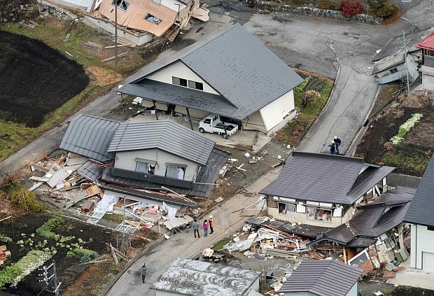 Podrte hiše na območju Nagana. Reuters 