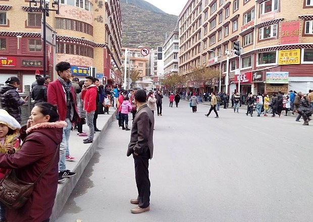Kitajci so med potresom zbežali na ulice. AP 