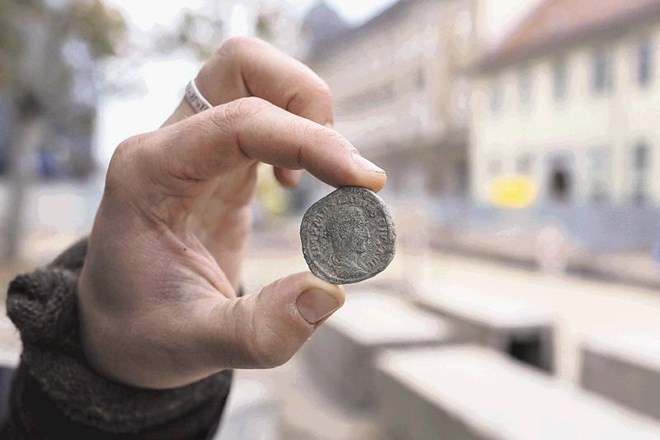 Kovanec iz zgodnjega obdobja rimskega cesarstva, ko so si lahko privoščili velike in težke kovance. 