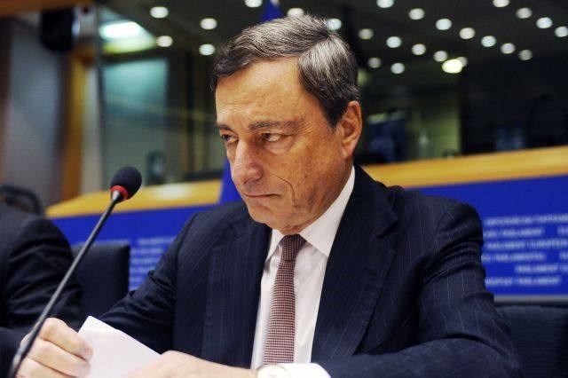 Mario Draghi, guverner ECB, je z odsotnostjo novih ukrepov razočaral vlagatelje, ki so poslali borzne indekse v rdeče, padla...