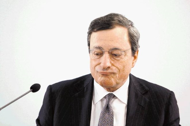 Mario Draghi, guverner ECB, je z odsotnostjo novih ukrepov razočaral vlagatelje, ki so poslali borzne indekse v rdeče, padla...